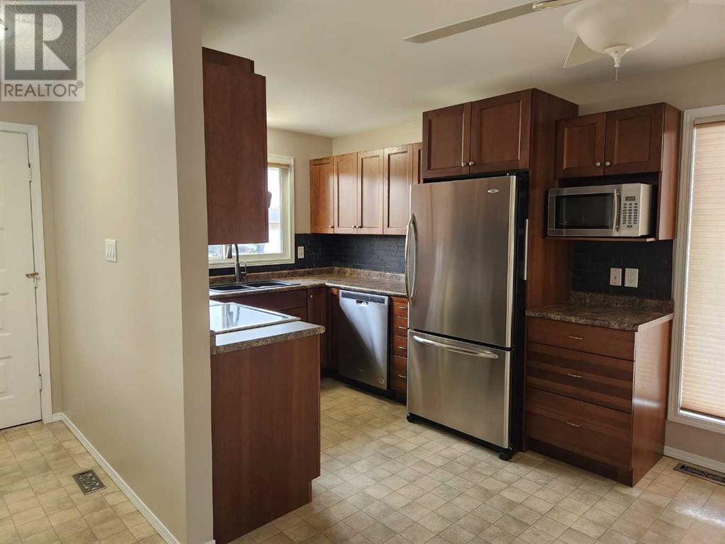 Photo 3 of 5002 53 Avenue, Kitscoty AB