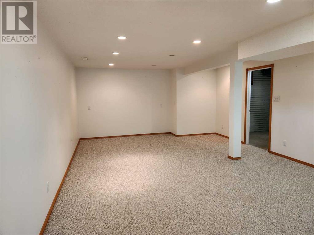 Photo 9 of 5002 53 Avenue, Kitscoty AB