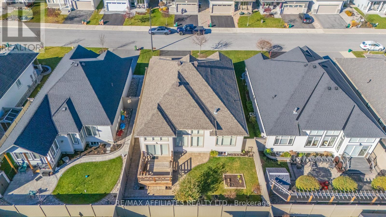 Fully Fenced & Prof Landscaped- Front & Back!