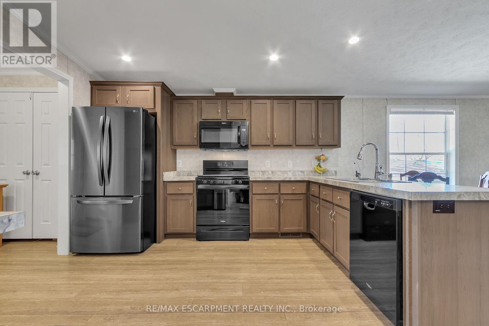 Photo 37 of 70 Park Lane, Hamilton ON