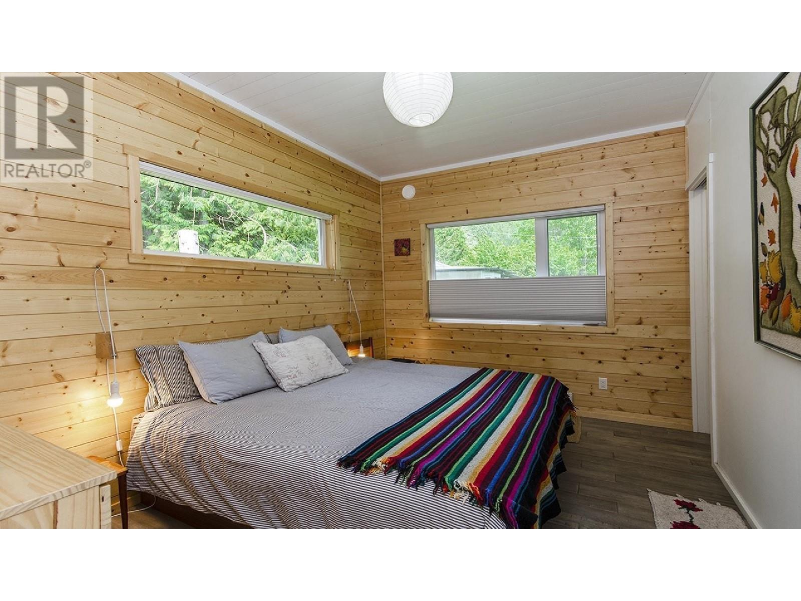 6 BRIGHTON BEACH, North Vancouver