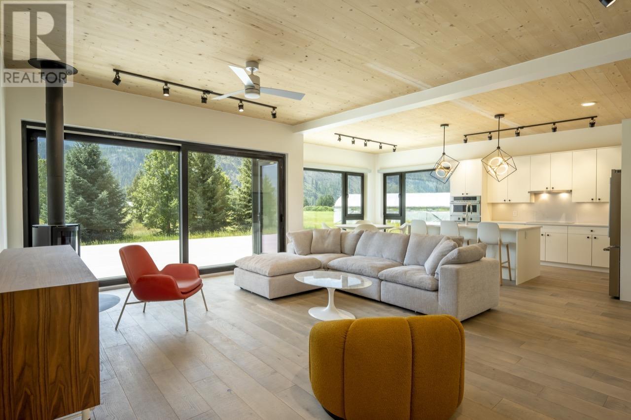 3085 LOIS ROAD, Pemberton