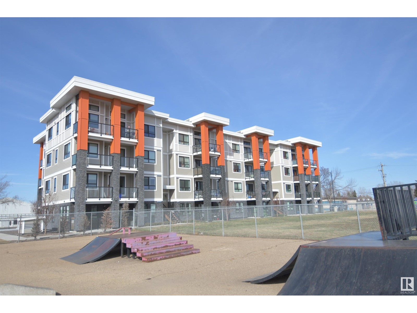 #408 17 COLUMBIA AV, Devon