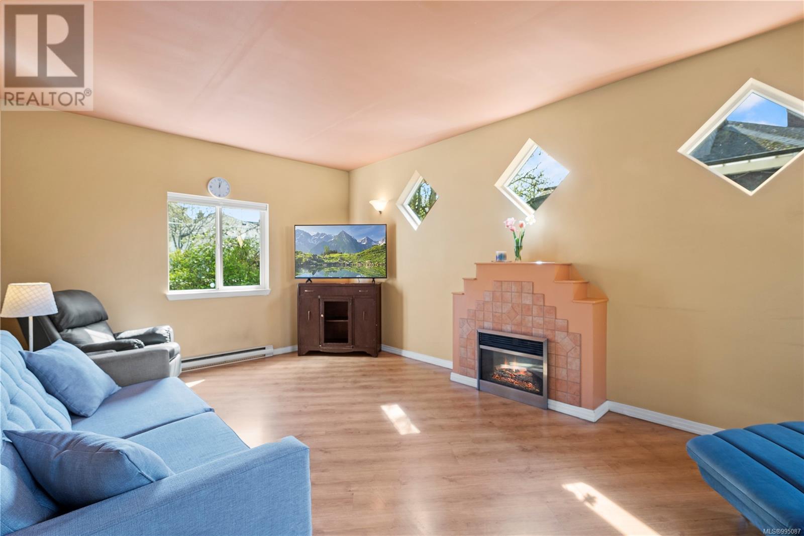 2901 Harriet Rd, Victoria real estate listing 995087