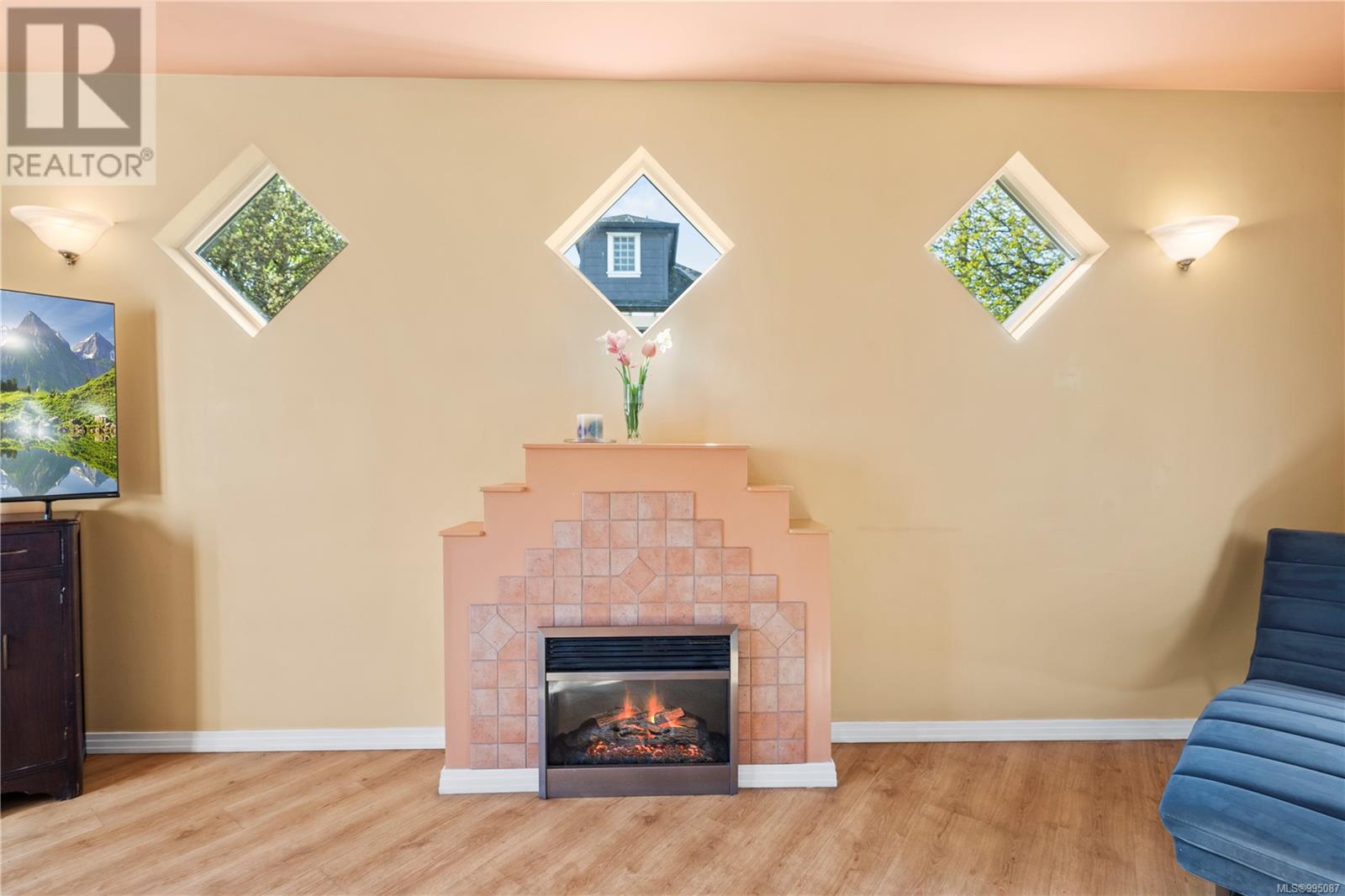 2901 Harriet Rd, Victoria real estate listing 995087