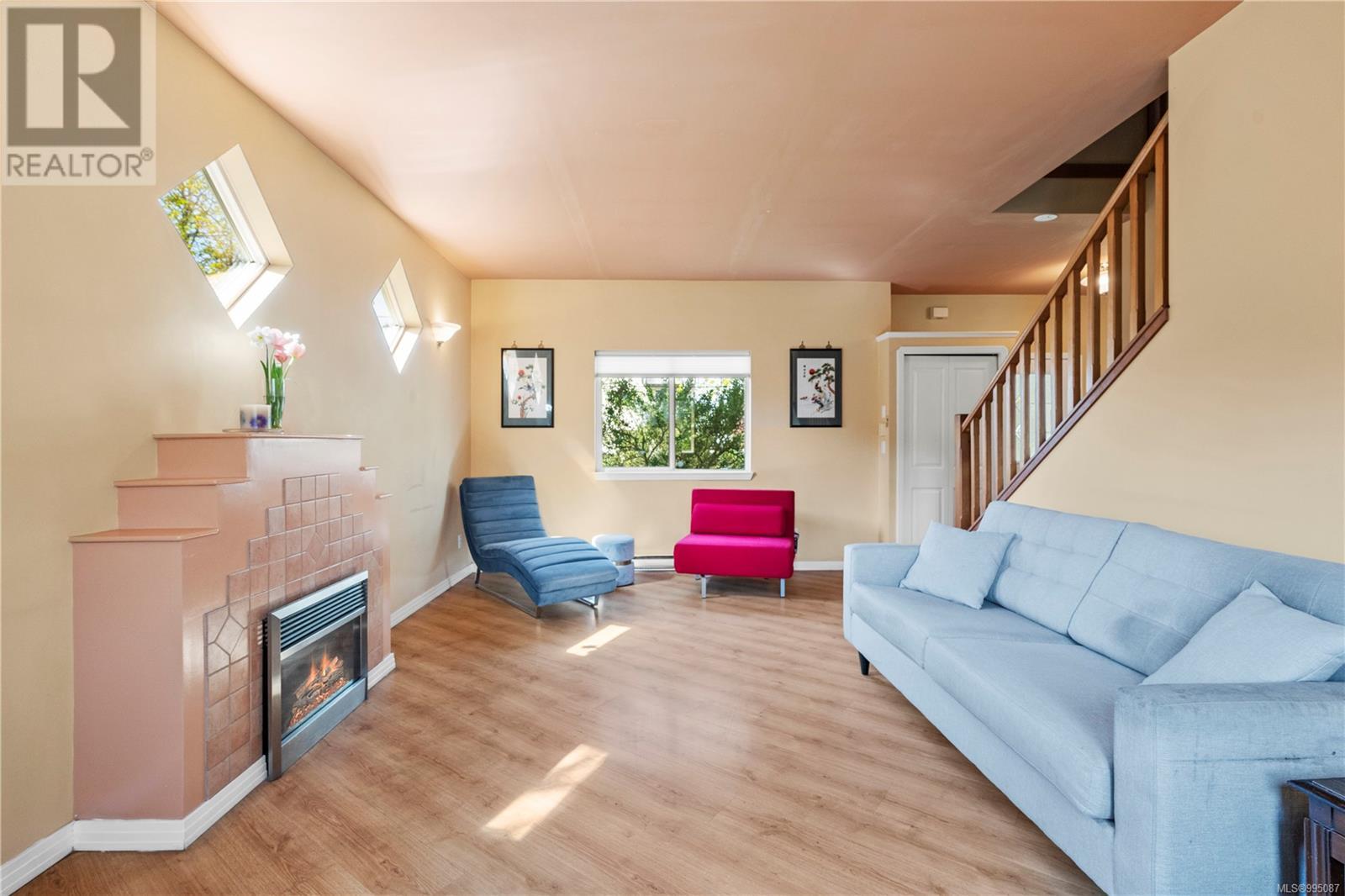 2901 Harriet Rd, Victoria real estate listing 995087
