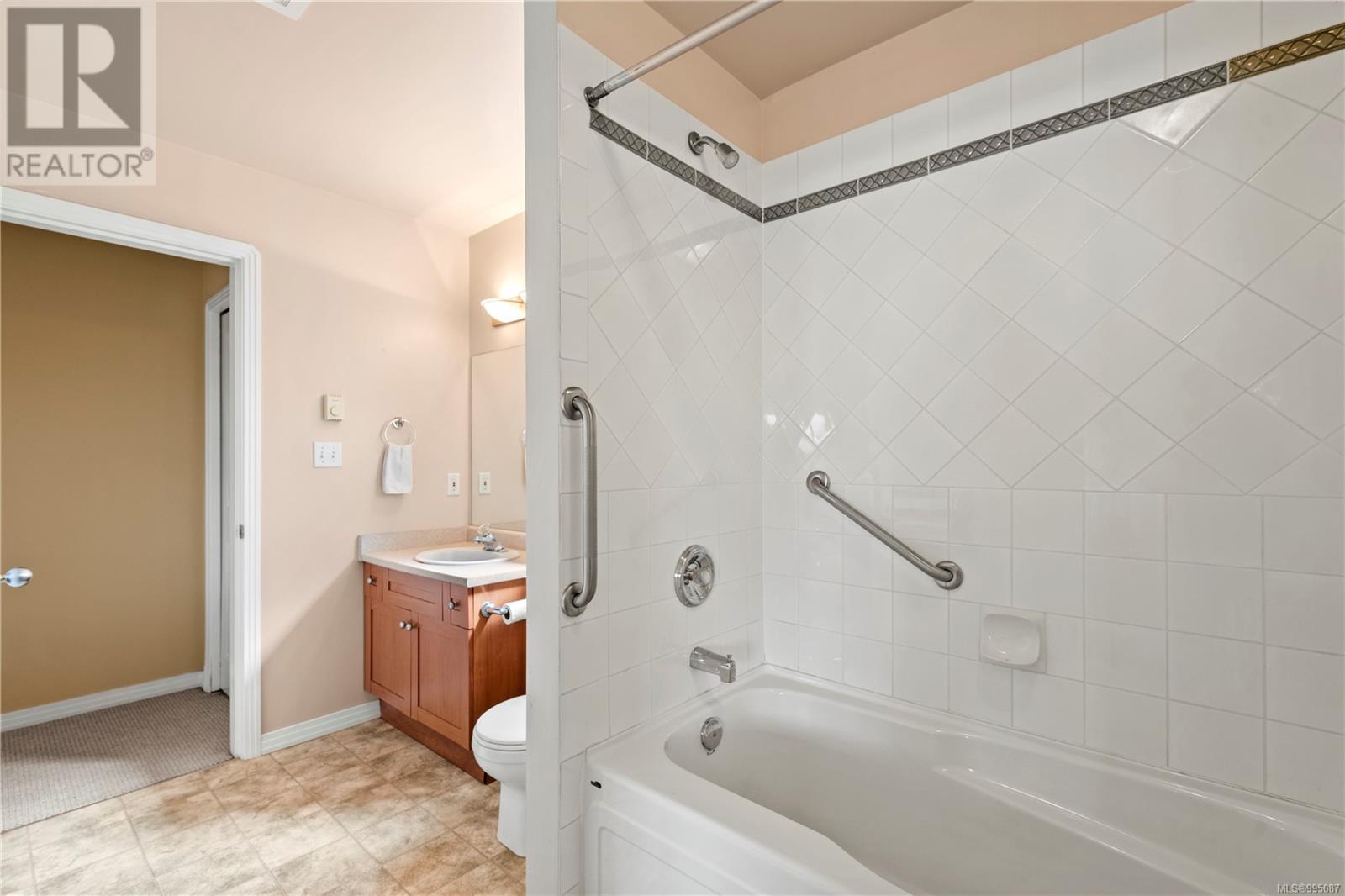 2901 Harriet Rd, Victoria real estate listing 995087