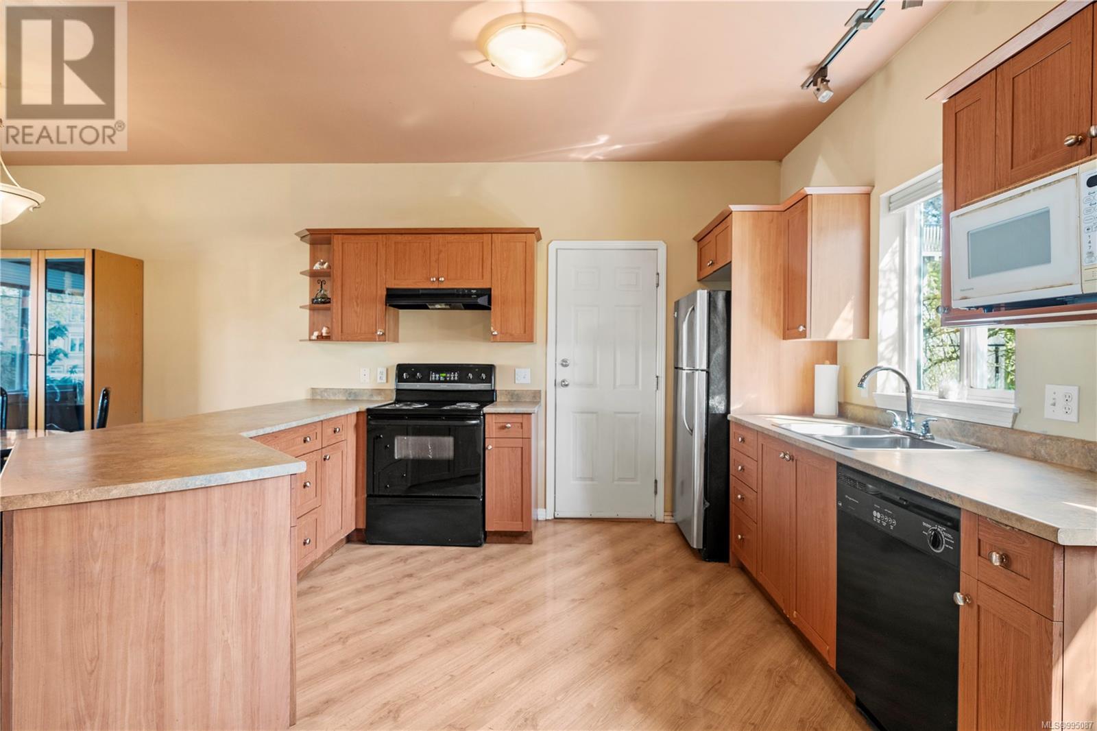 2901 Harriet Rd, Victoria real estate listing 995087