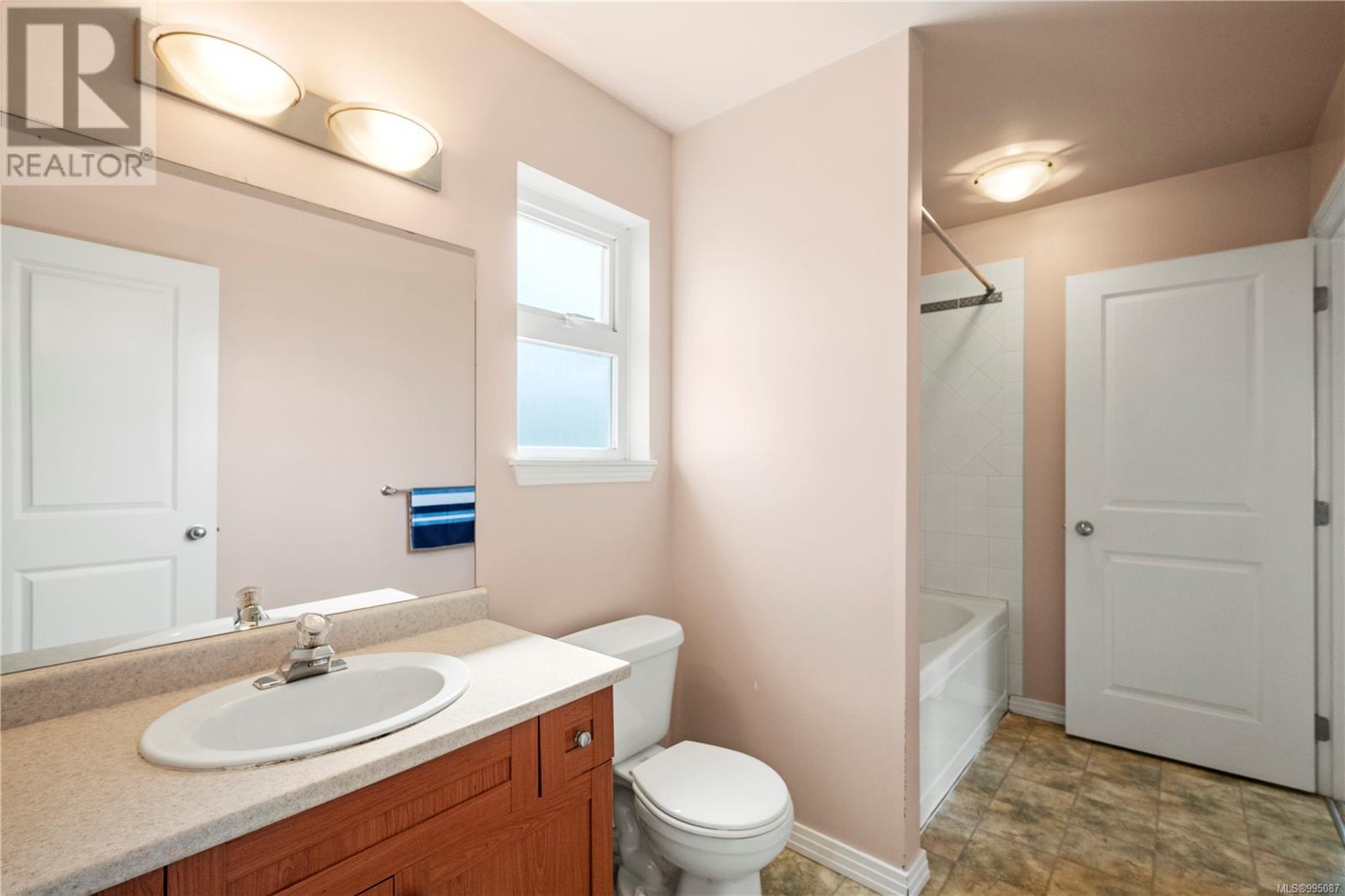 2901 Harriet Rd, Victoria real estate listing 995087
