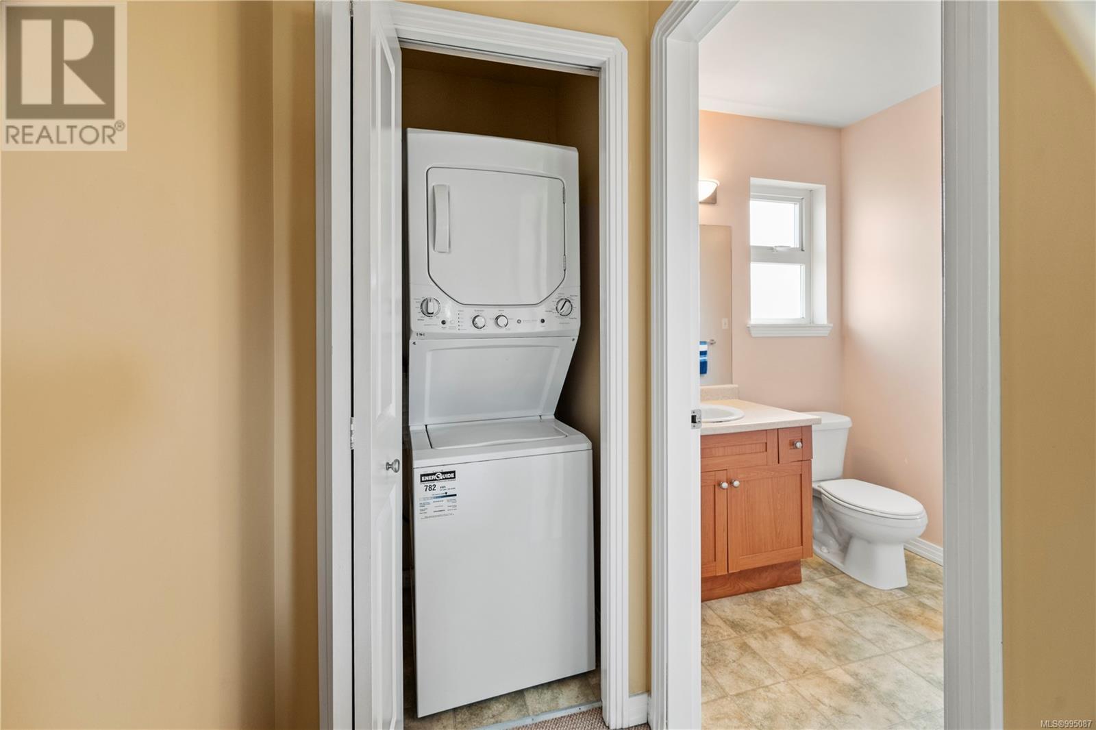 2901 Harriet Rd, Victoria real estate listing 995087