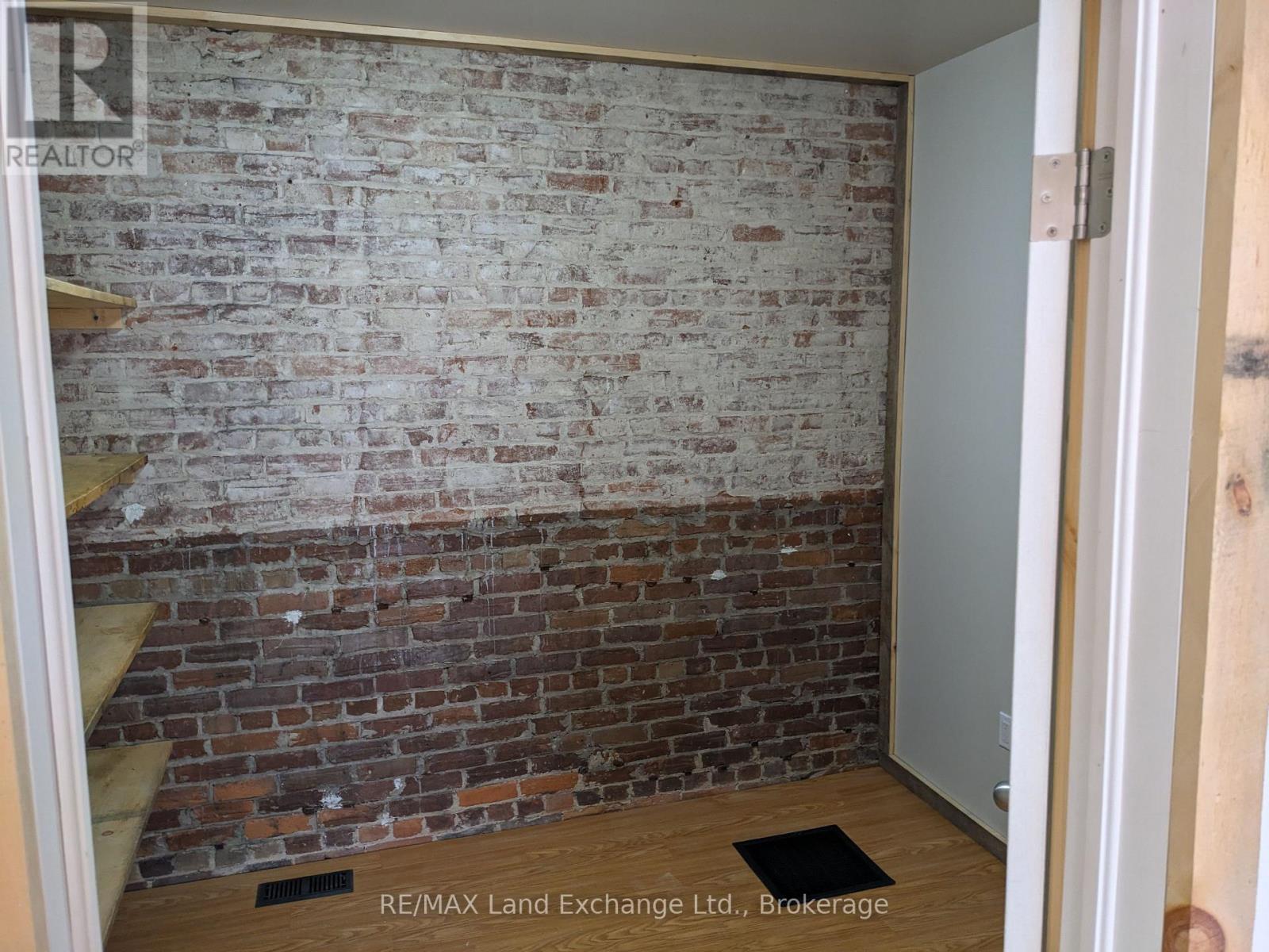 428 QUEEN STREET S - 9