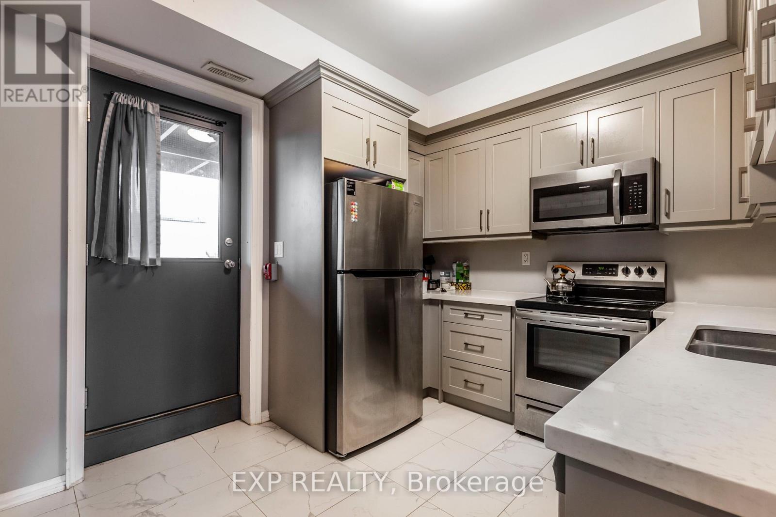 Photo 5 of 2 144 Wellington Street N, Hamilton ON