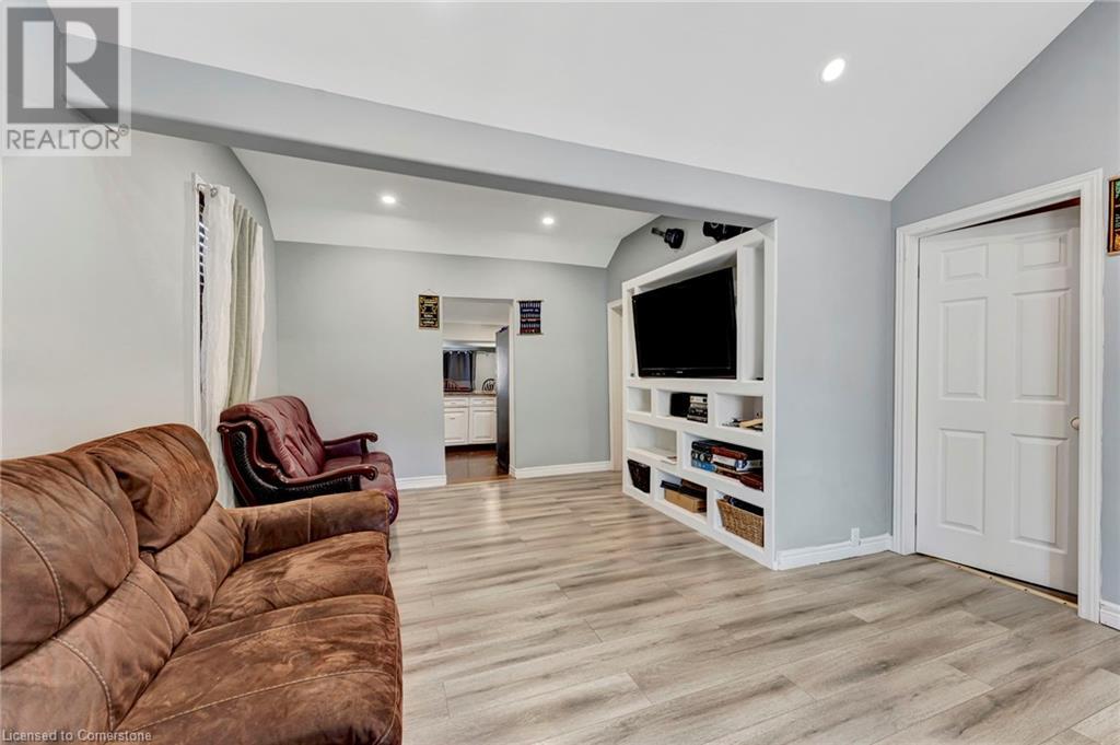 Photo 4 of 159 Grosvenor Avenue N, Hamilton ON
