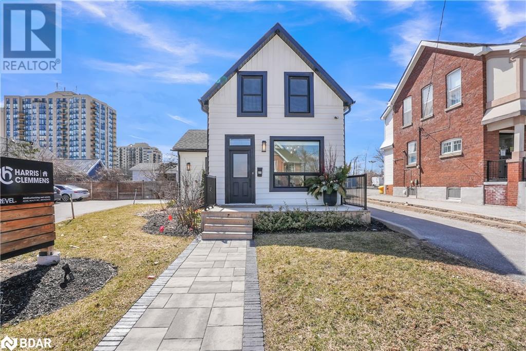 Photo 2 of 27 Victoria Street, Barrie ON