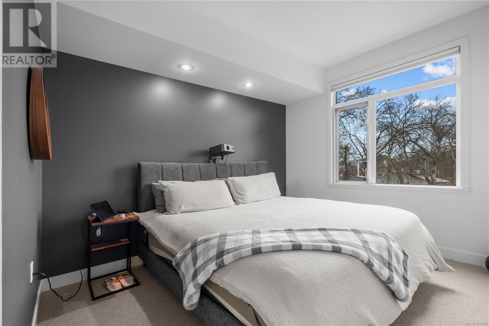 306 3614 Richmond Road, Saanich