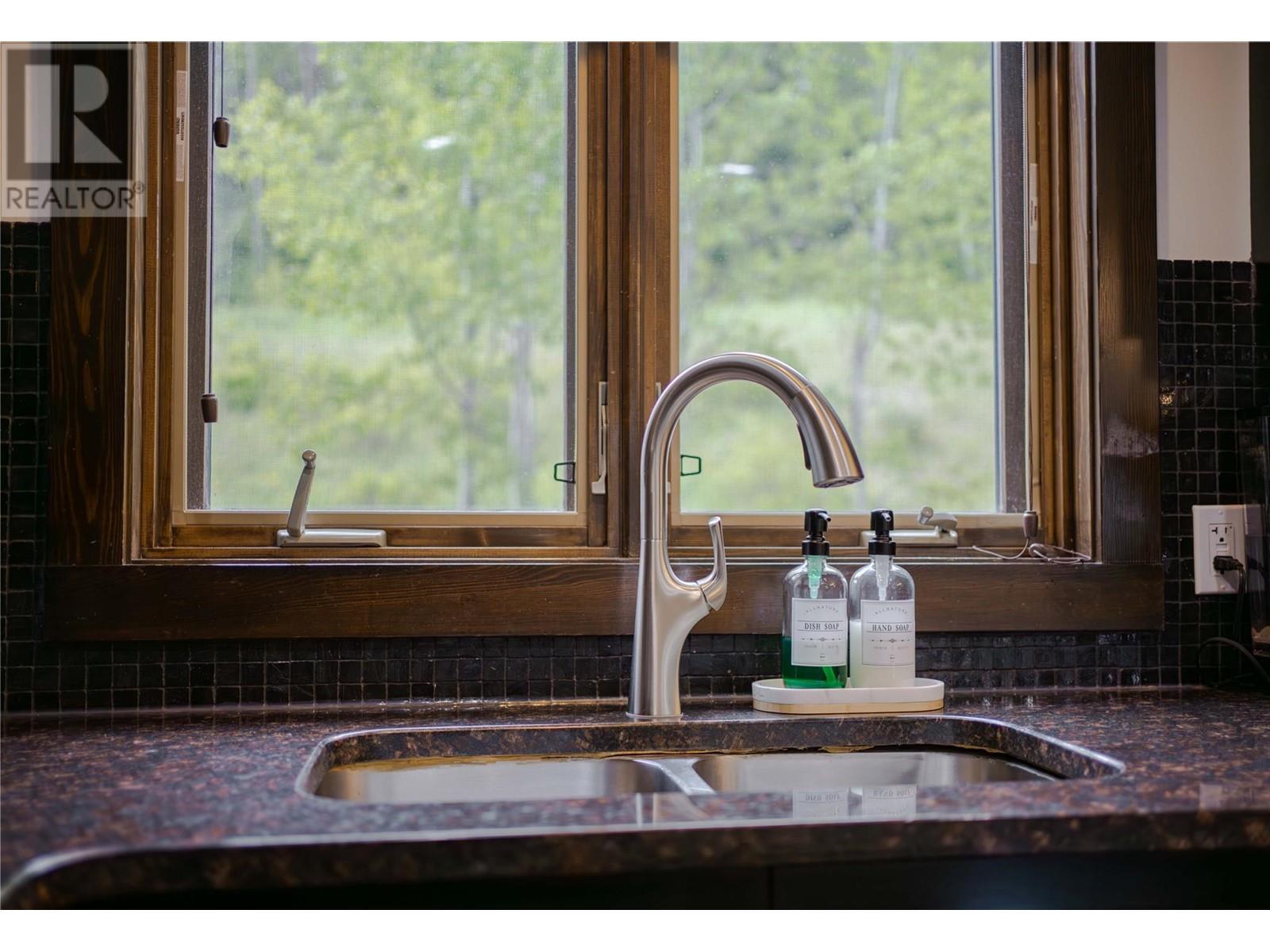 437 CANYON Trail Unit# A, Fernie