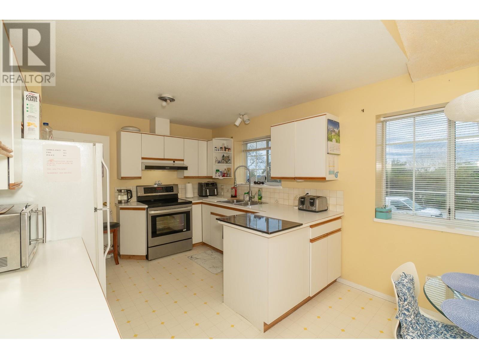 Photo 8 of 100 E Kensington Road, North Vancouver BC