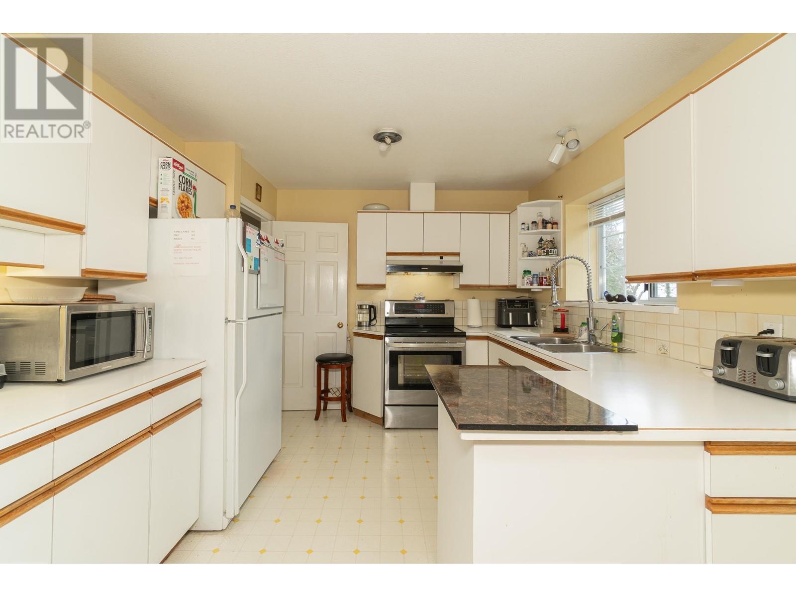 Photo 15 of 100 E Kensington Road, North Vancouver BC