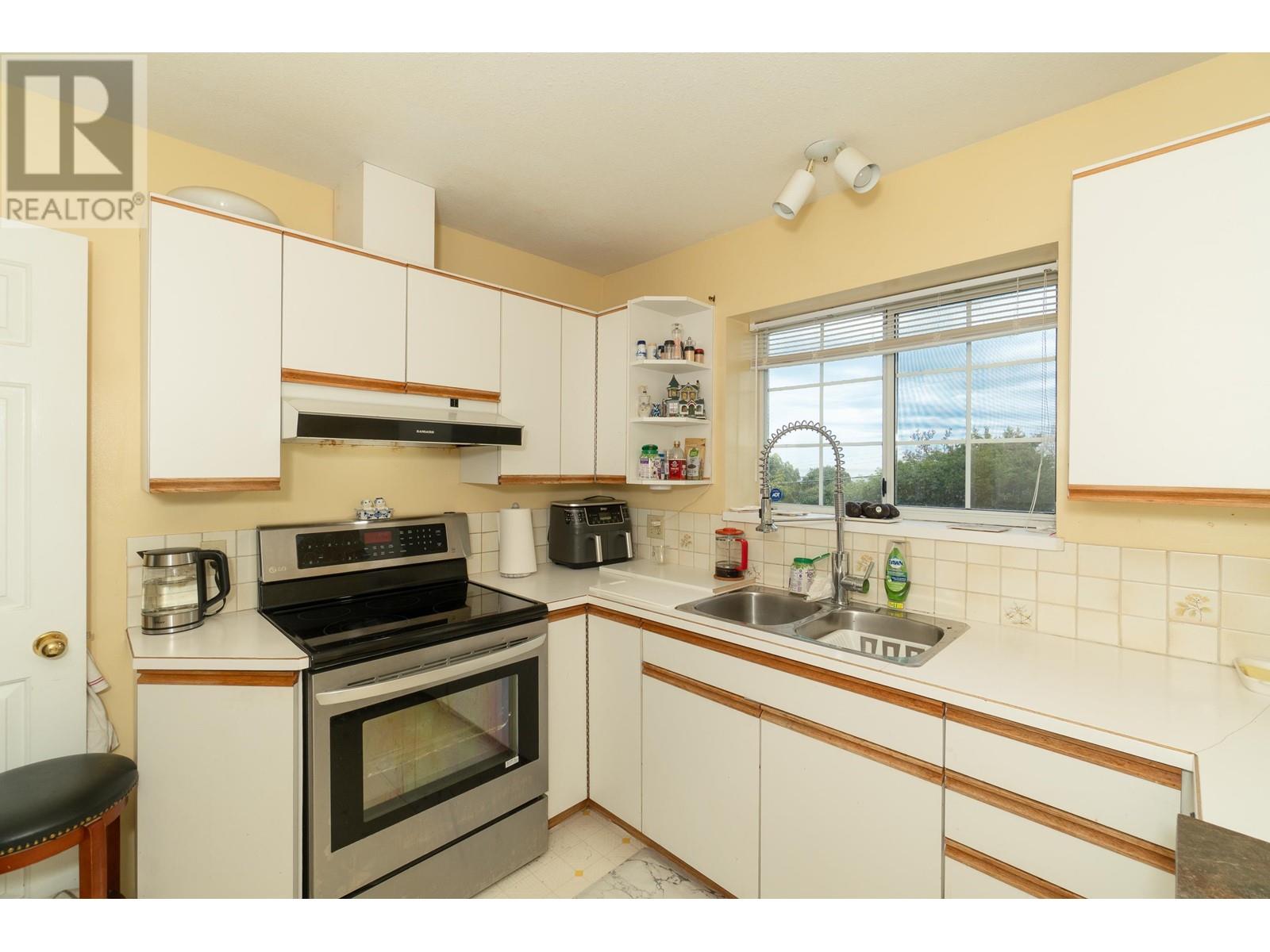 Photo 7 of 100 E Kensington Road, North Vancouver BC