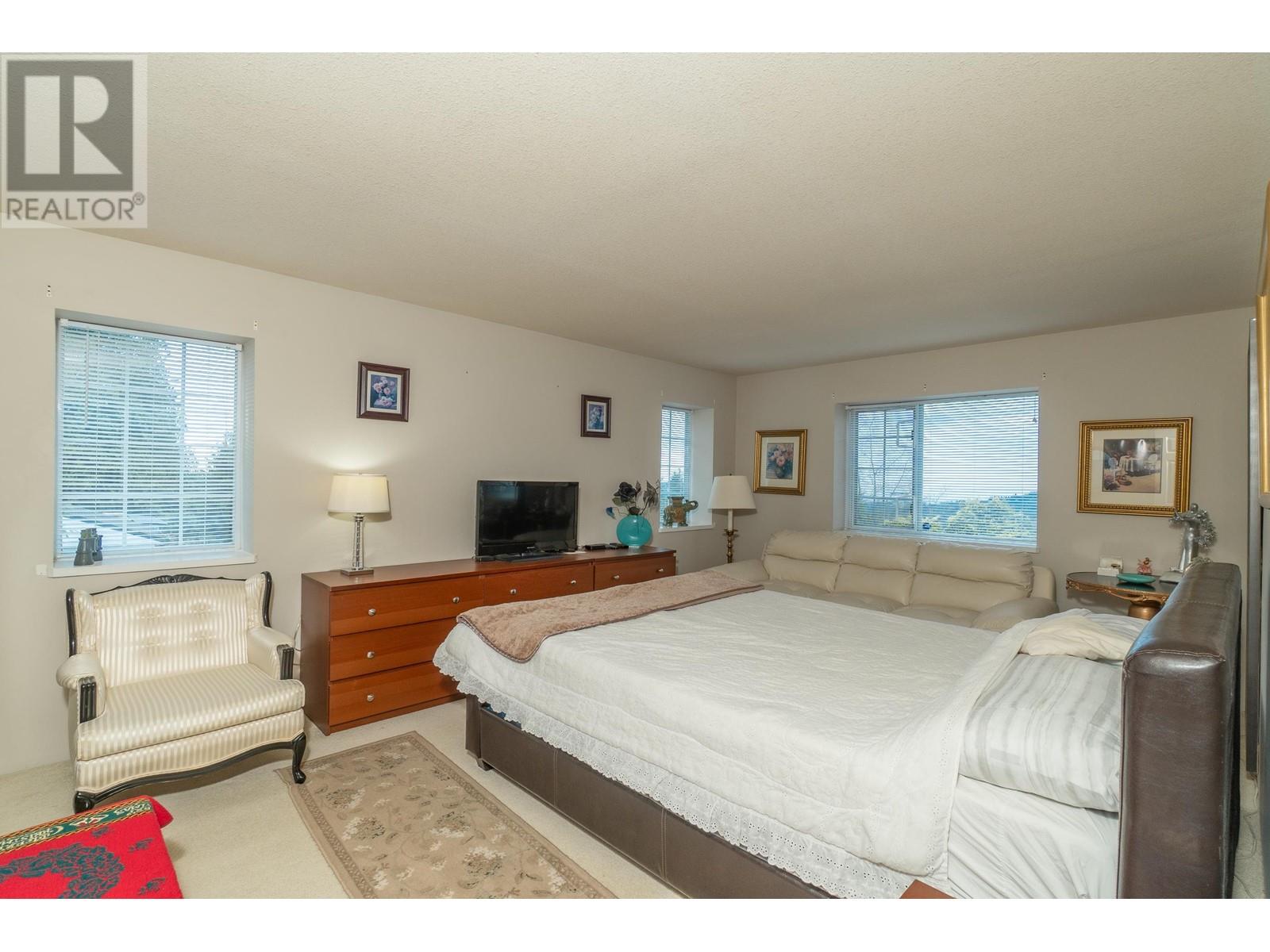 Photo 14 of 100 E Kensington Road, North Vancouver BC