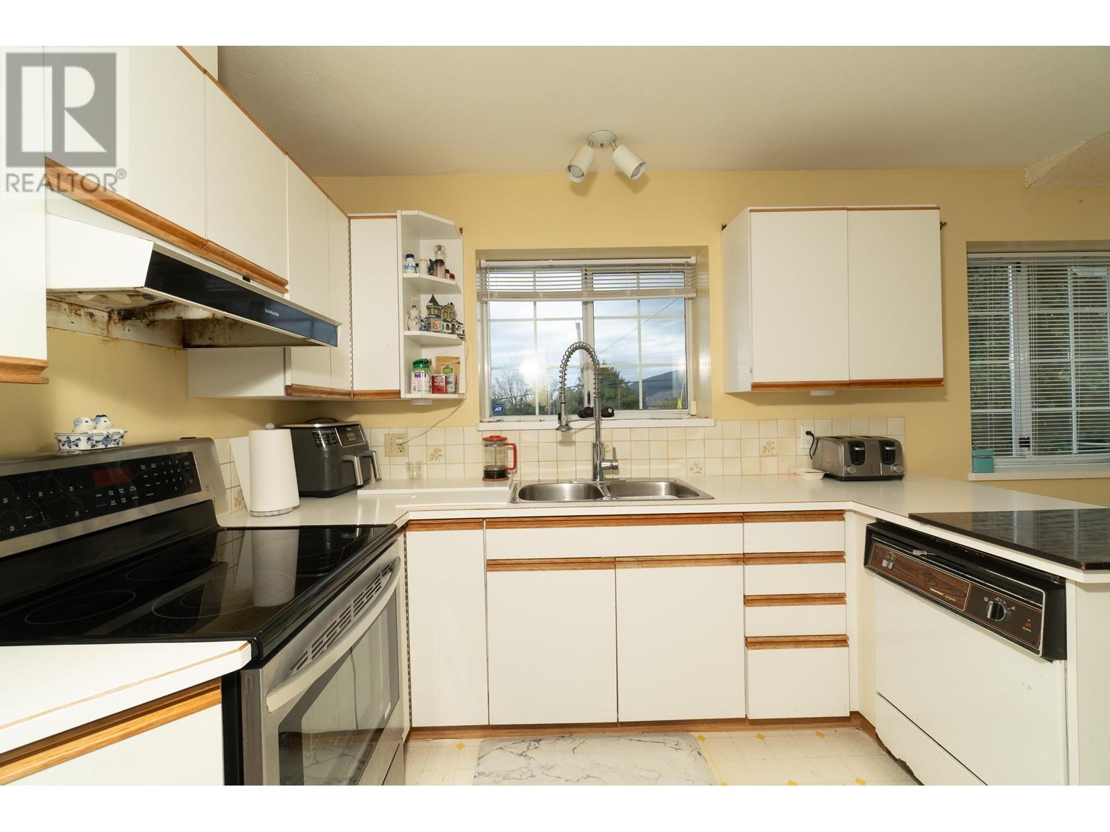 Photo 6 of 100 E Kensington Road, North Vancouver BC