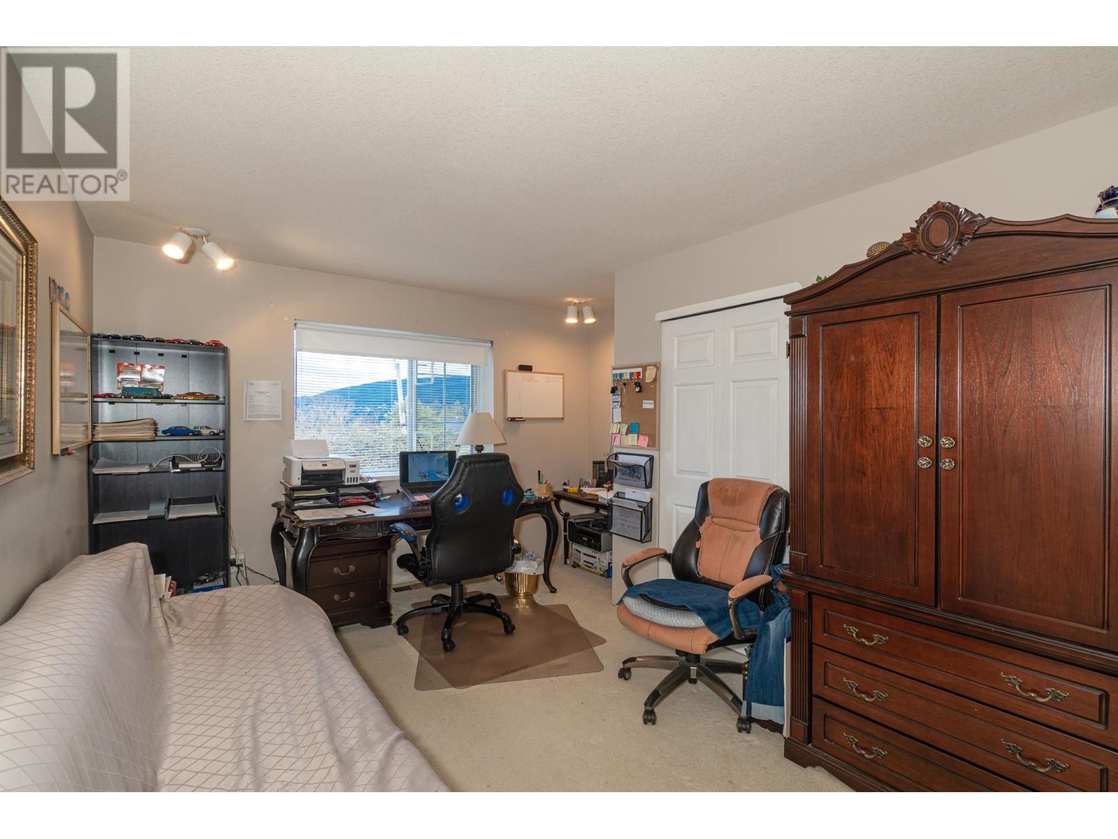Photo 4 of 100 E Kensington Road, North Vancouver BC