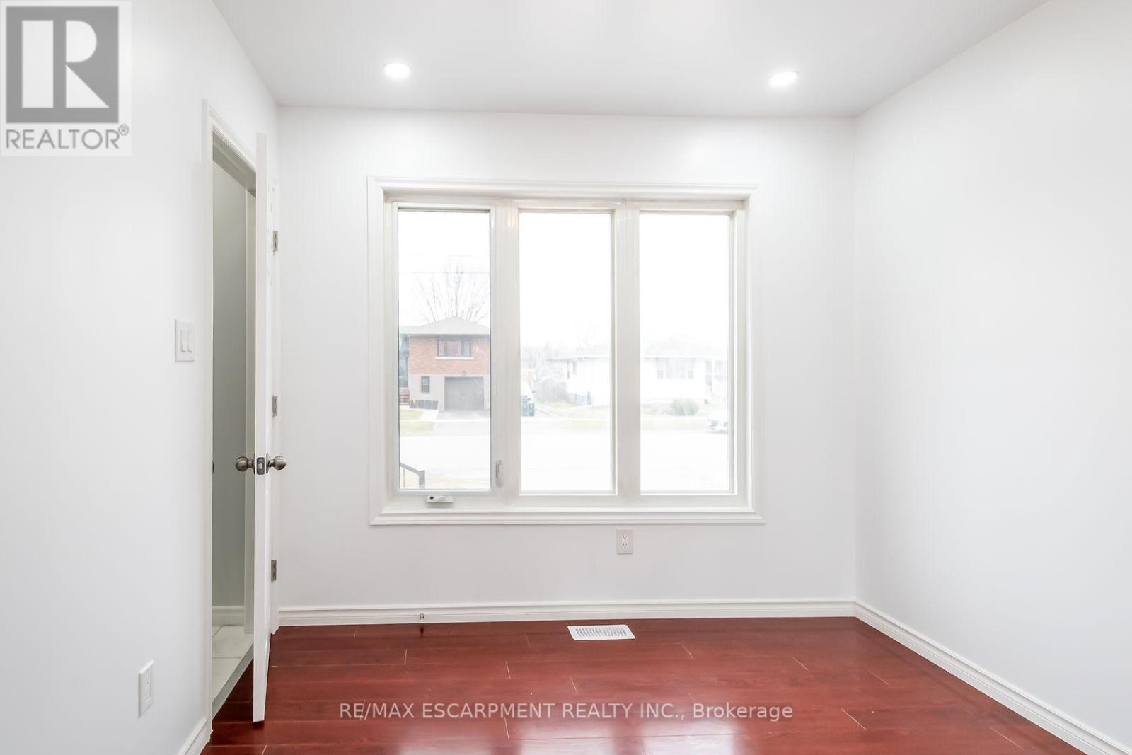 Photo 3 of 132 Franklin Avenue, Port Colborne ON