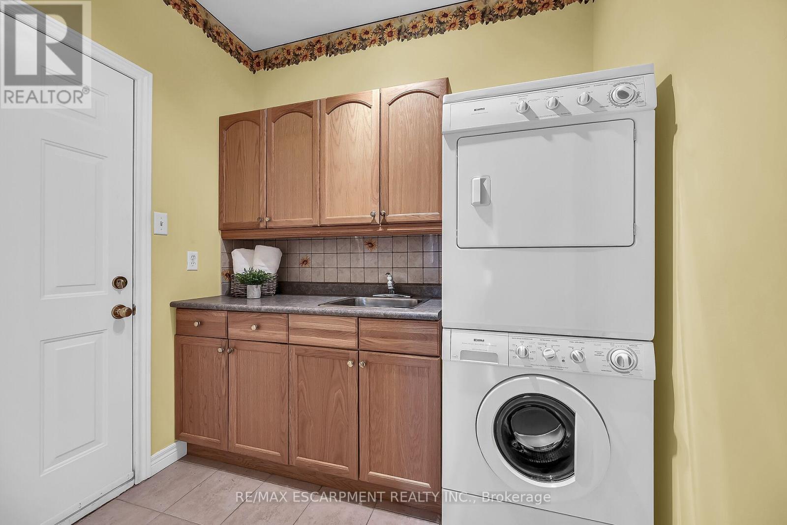 Photo 31 of 20 Oak Crescent, Haldimand ON