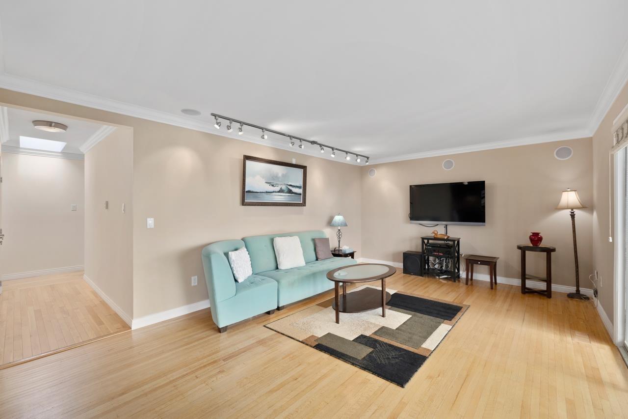 4 1040 PARKER STREET, White Rock real estate listing R2977265