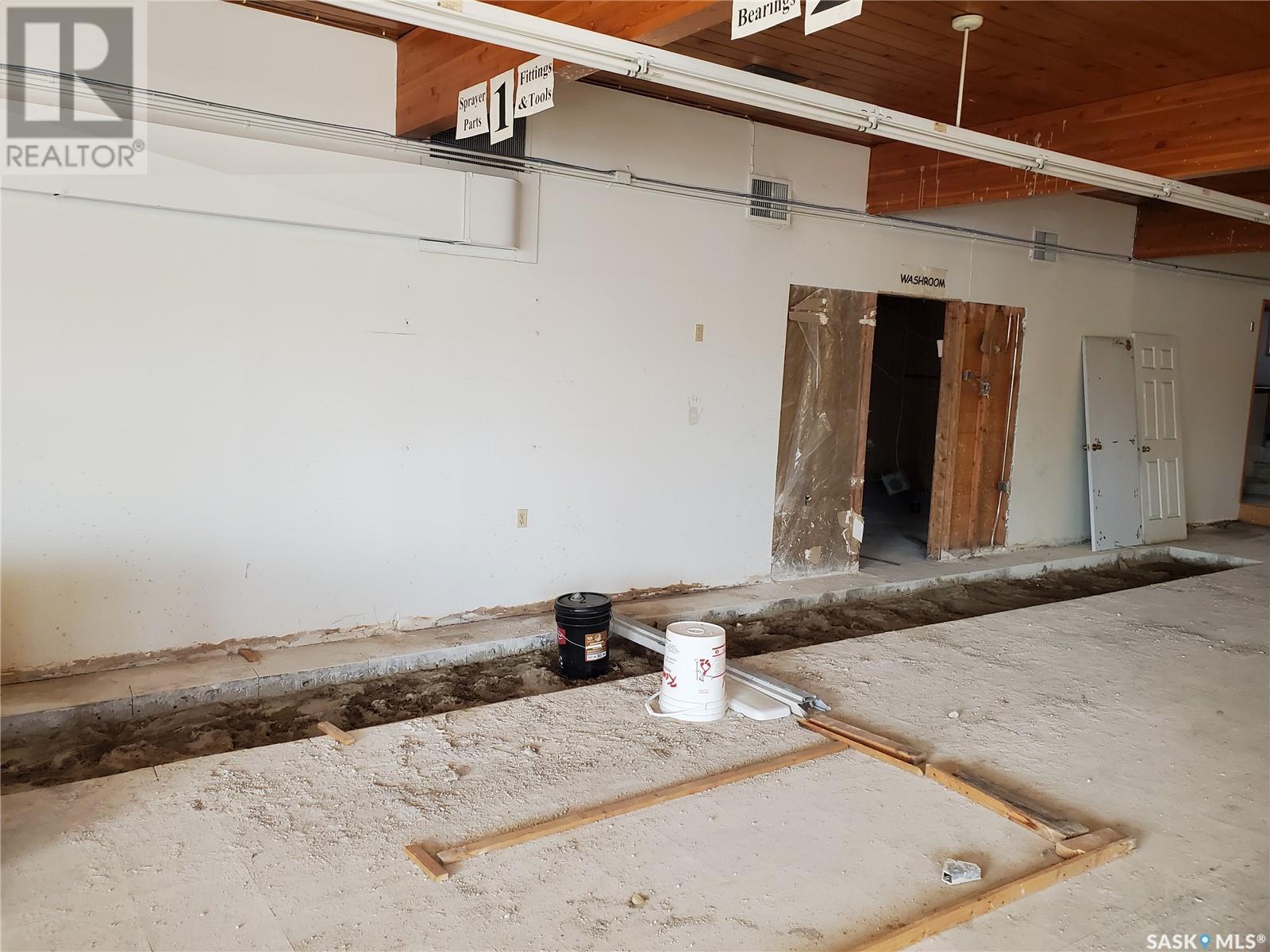 Photo 18 of 102 Railway Avenue N, Cabri SK