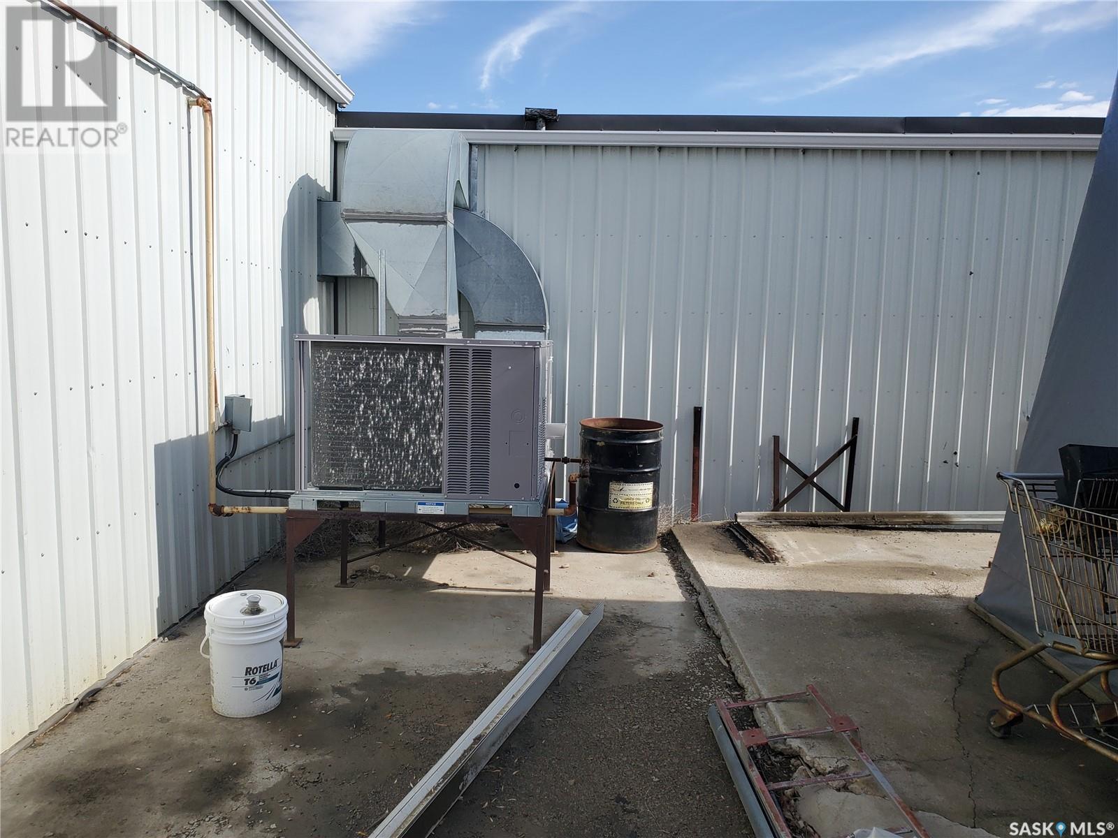 Photo 21 of 102 Railway Avenue N, Cabri SK