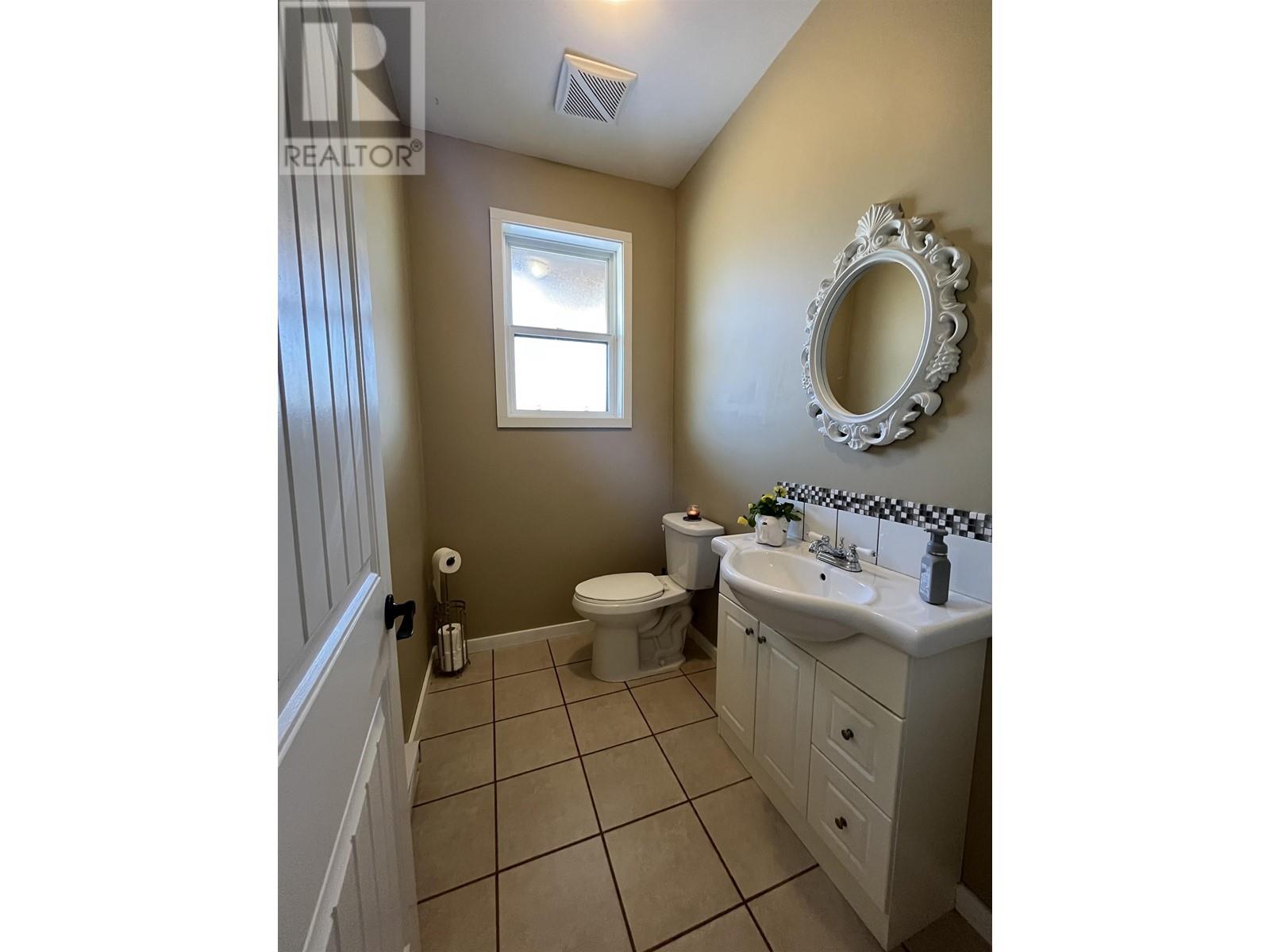 6518 FOOTHILLS ROAD, 100 Mile House
