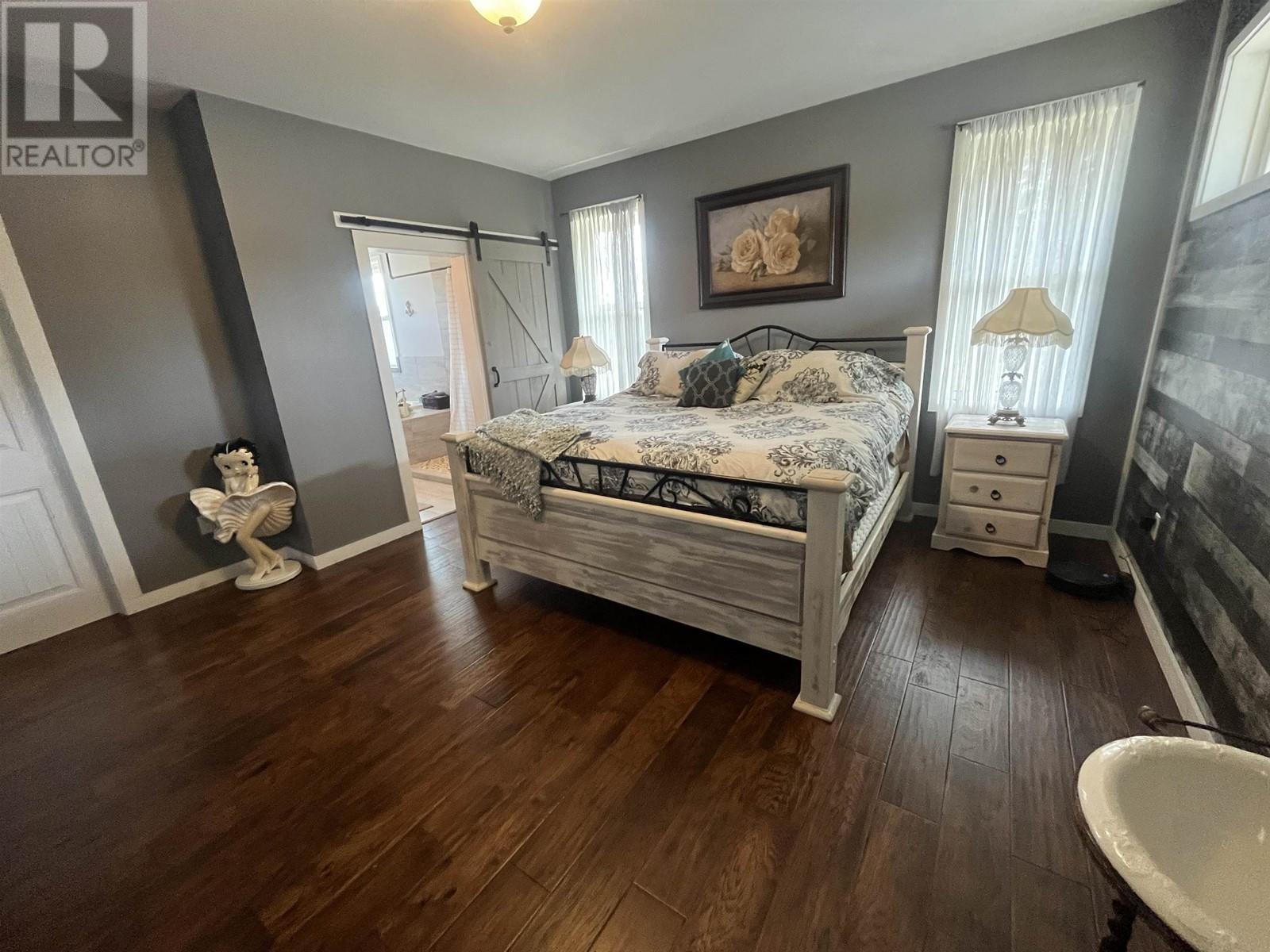 6518 FOOTHILLS ROAD, 100 Mile House