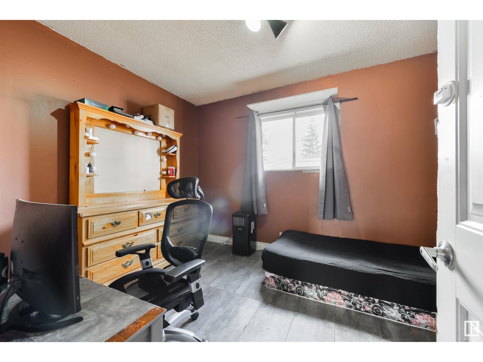 28 The Parkway NW, Edmonton