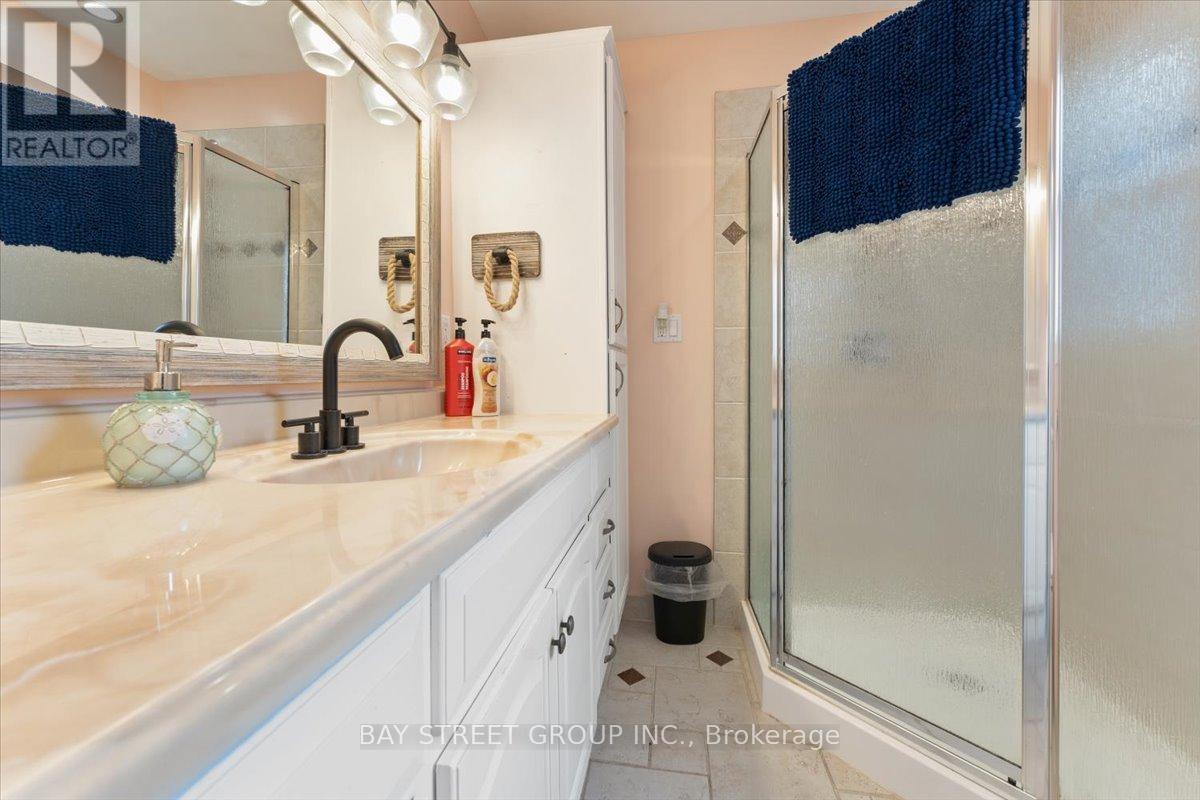 Photo 22 of 1019 Beach Boulevard, Hamilton ON