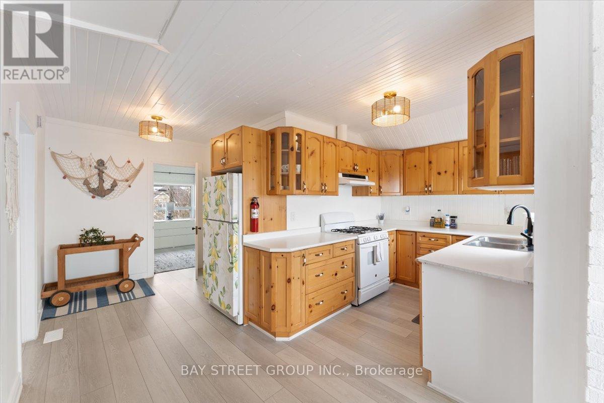 Photo 13 of 1019 Beach Boulevard, Hamilton ON