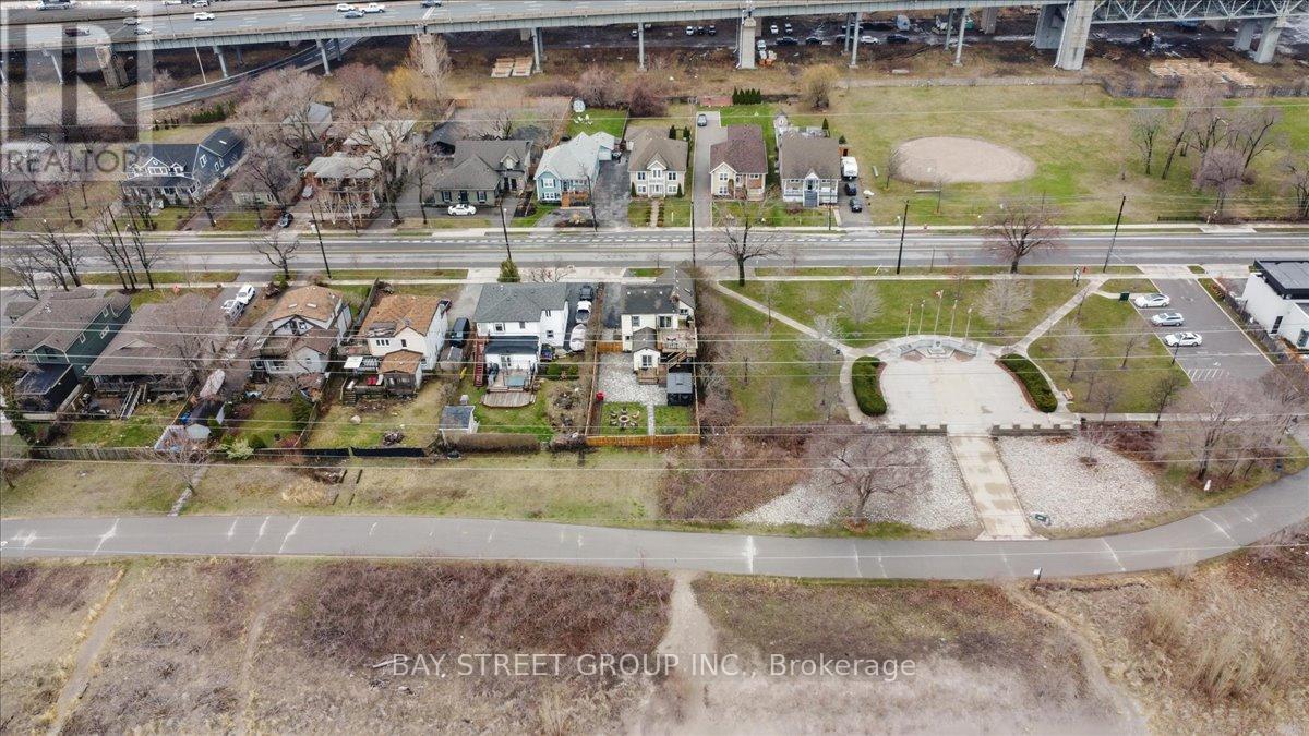 Photo 18 of 1019 Beach Boulevard, Hamilton ON