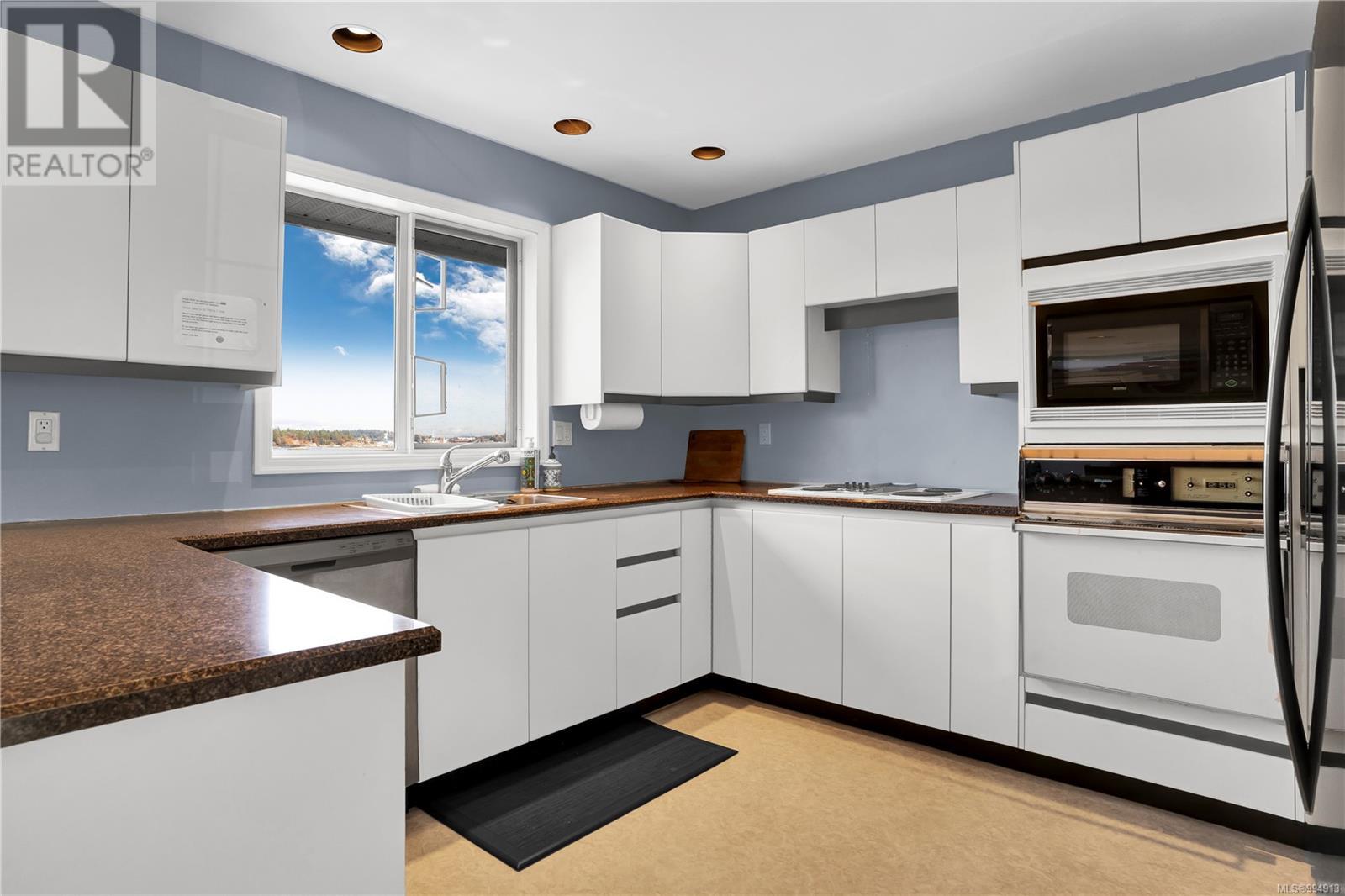 Photo 11 of 230 Portsmouth Dr, Colwood BC