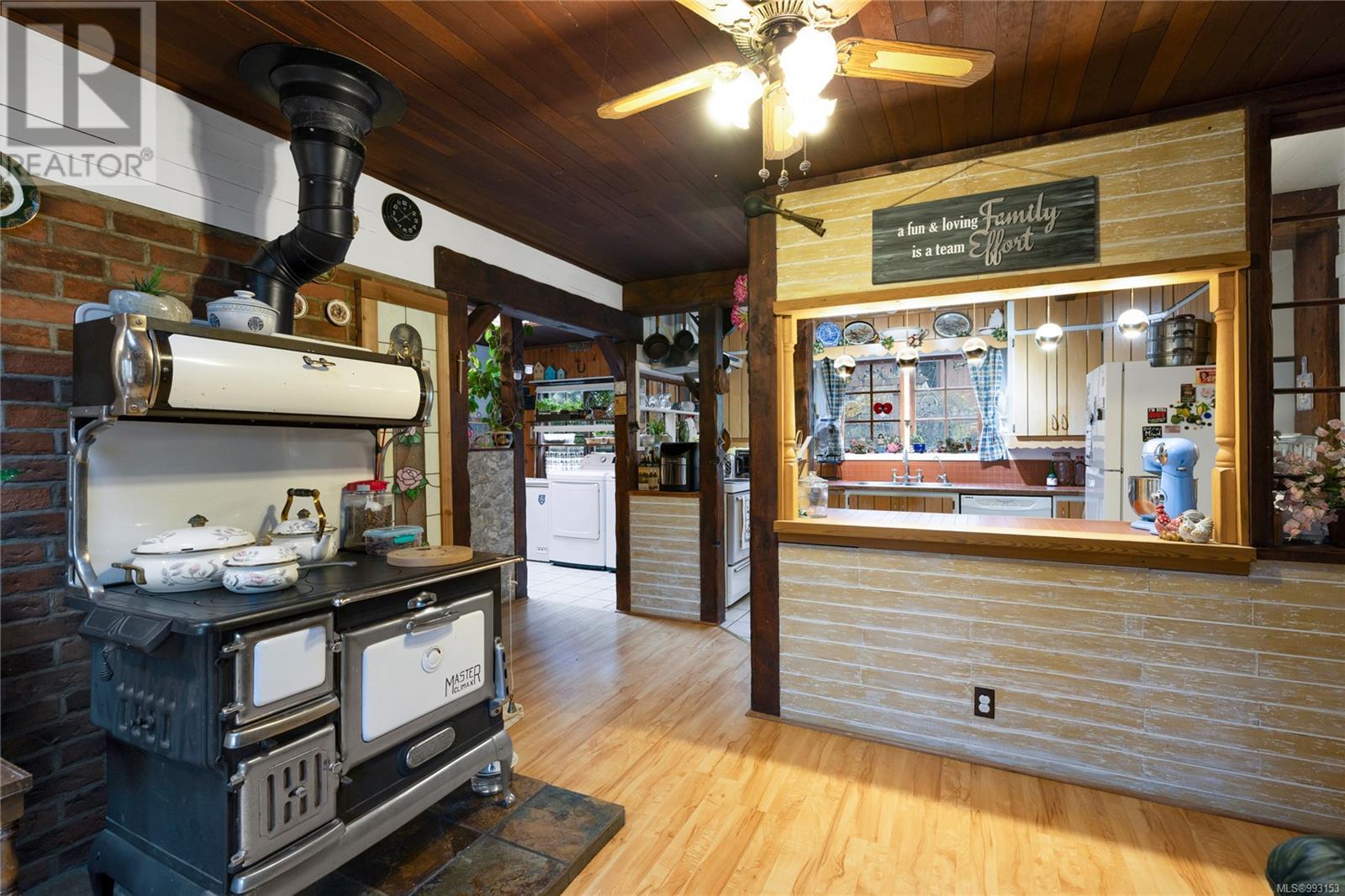 218 Sunningdale Rd E, Qualicum Beach