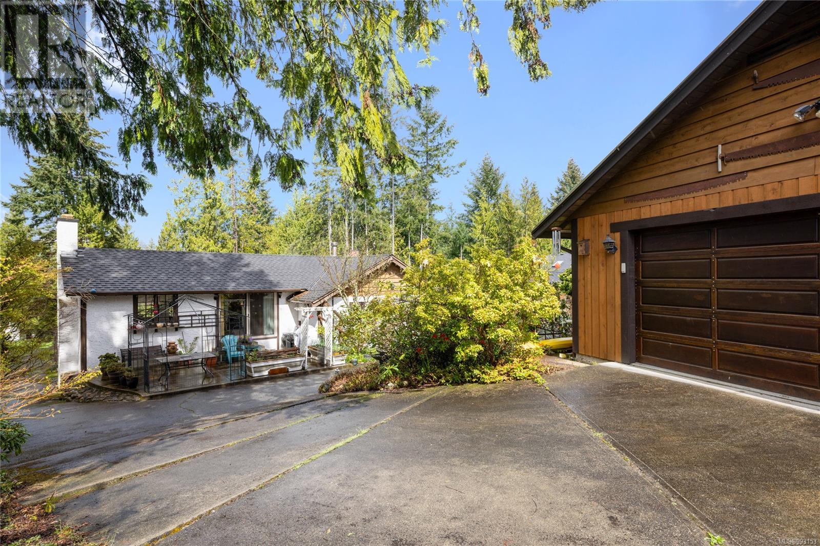 218 Sunningdale Rd E, Qualicum Beach