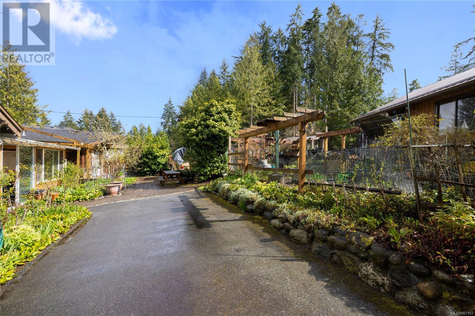 218 Sunningdale Rd E, Qualicum Beach