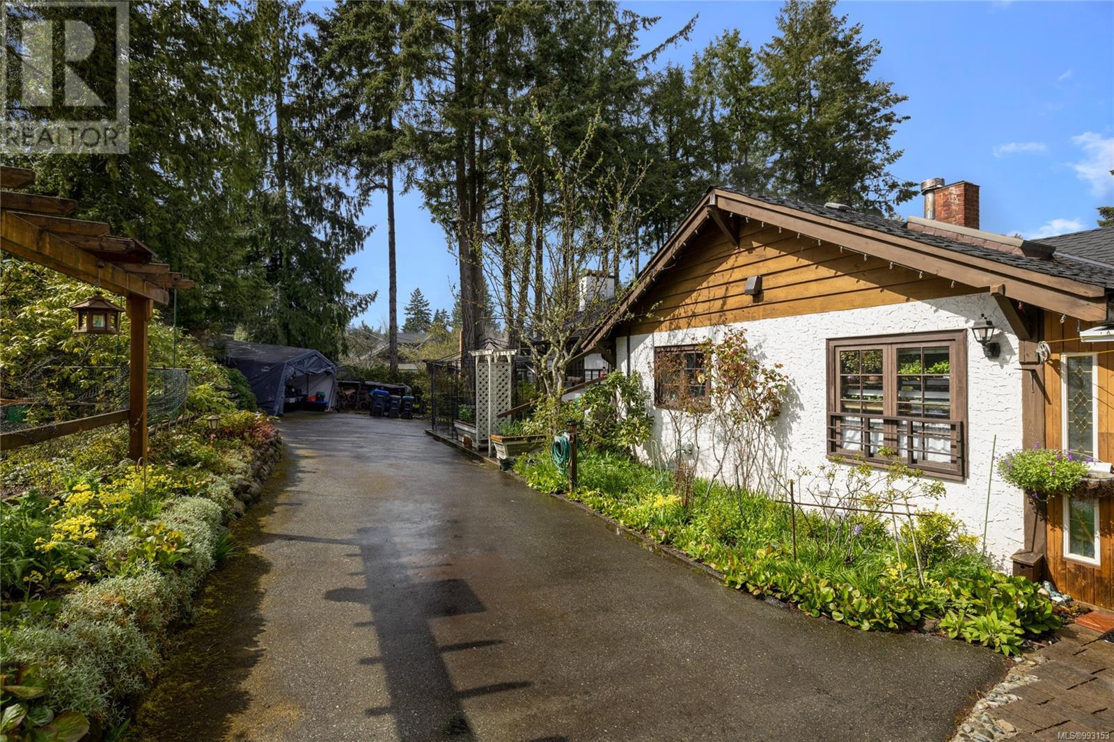 218 Sunningdale Rd E, Qualicum Beach