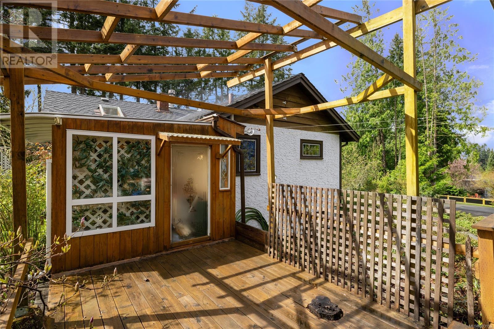 218 Sunningdale Rd E, Qualicum Beach