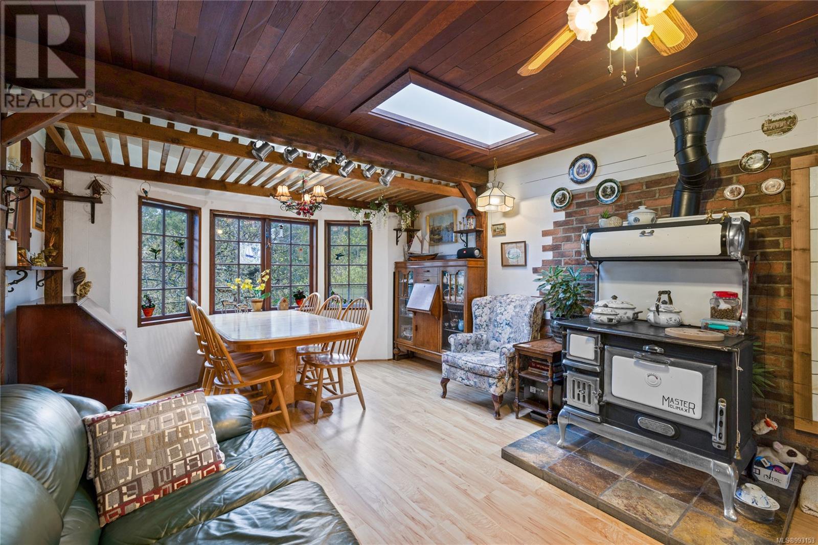 218 Sunningdale Rd E, Qualicum Beach