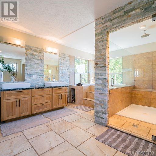 Photo 8 of 1680 Peligren Pl, Qualicum Beach BC