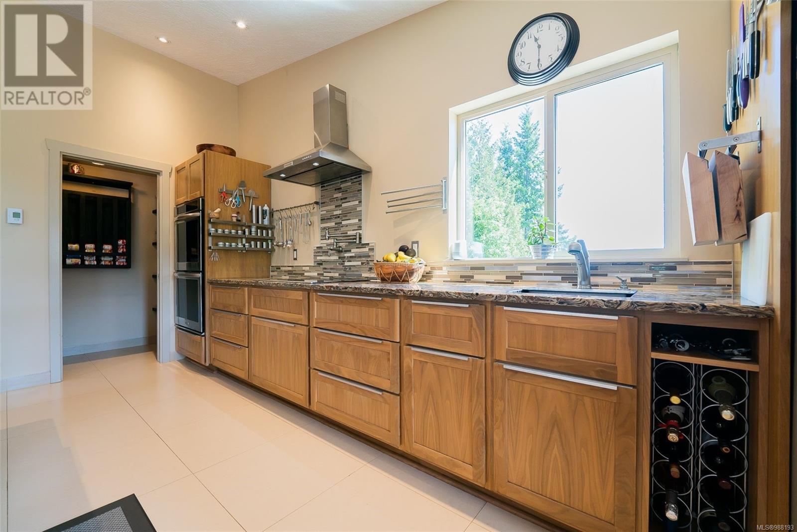 Photo 5 of 1680 Peligren Pl, Qualicum Beach BC