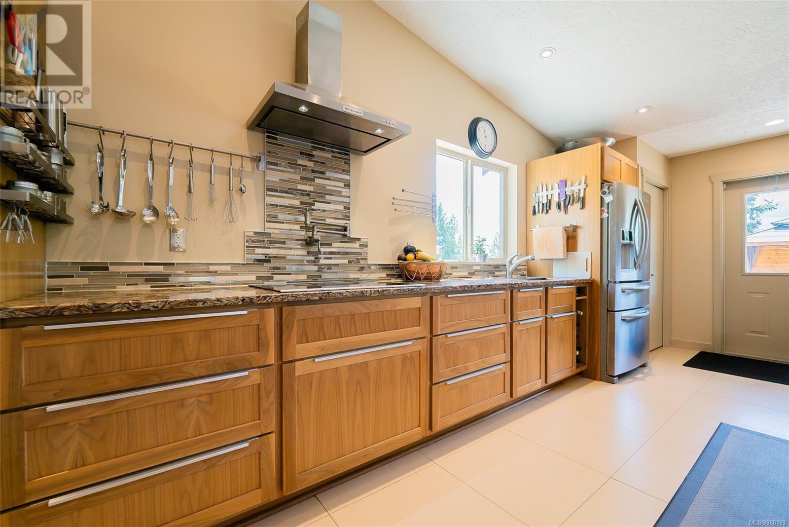 Photo 6 of 1680 Peligren Pl, Qualicum Beach BC