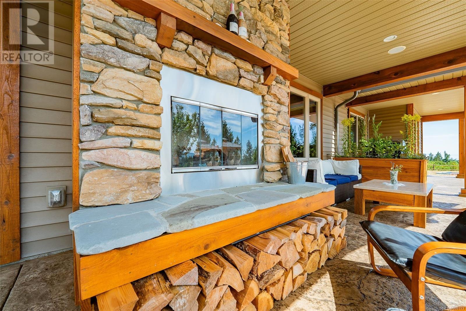Photo 10 of 1680 Peligren Pl, Qualicum Beach BC