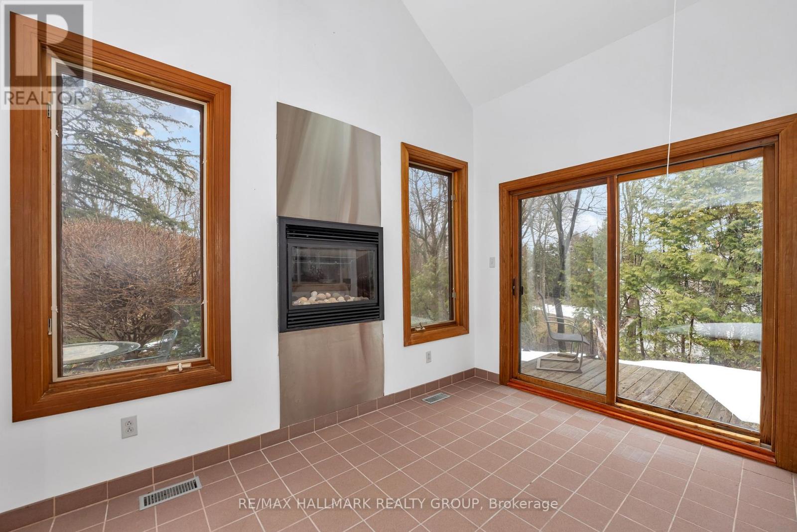 https://ddfcdn.realtor.ca/listing/TS638802553658900000/reb76/highres/6/x12082396_24.jpg