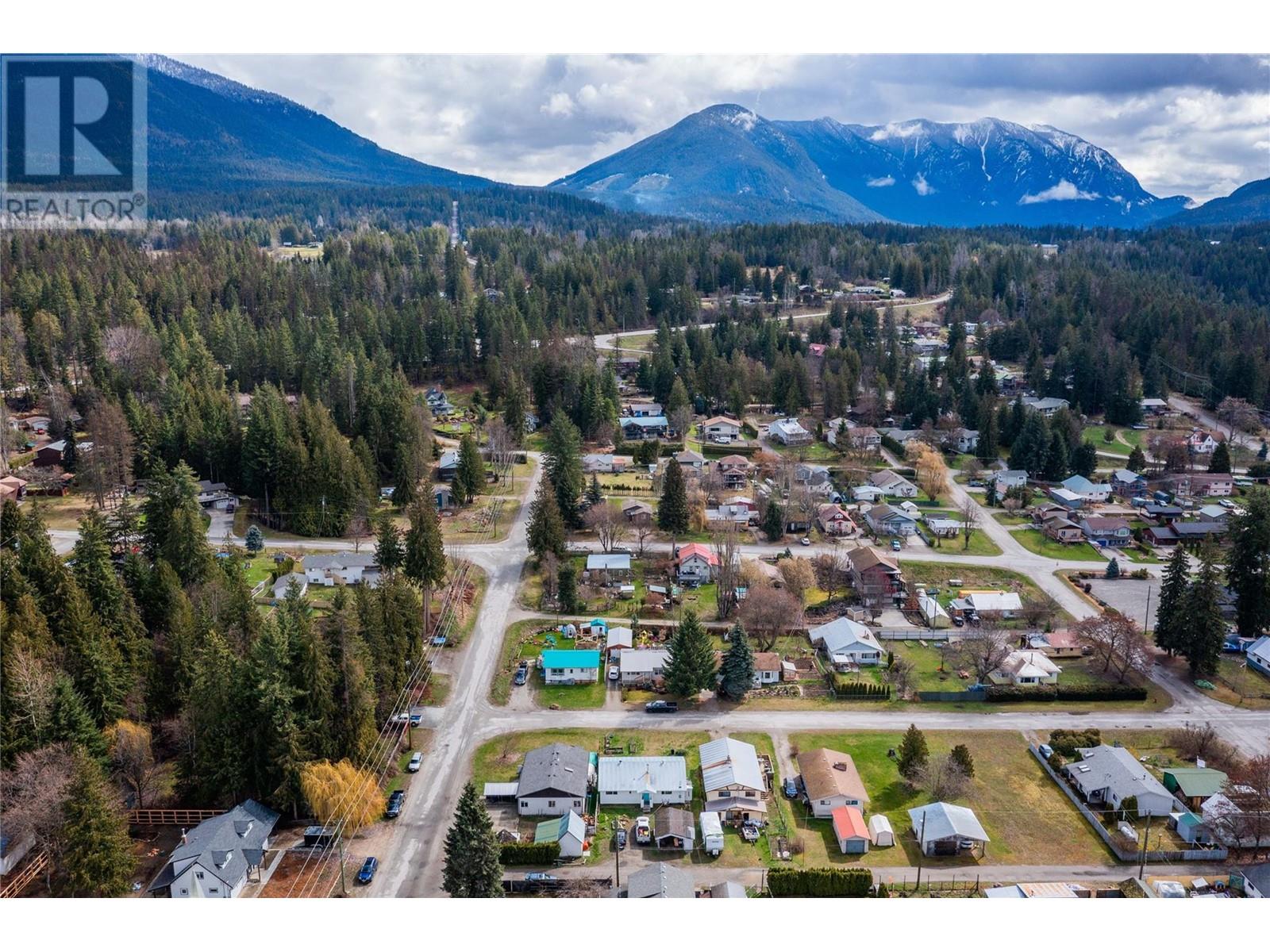 314 2ND Avenue NW, Nakusp